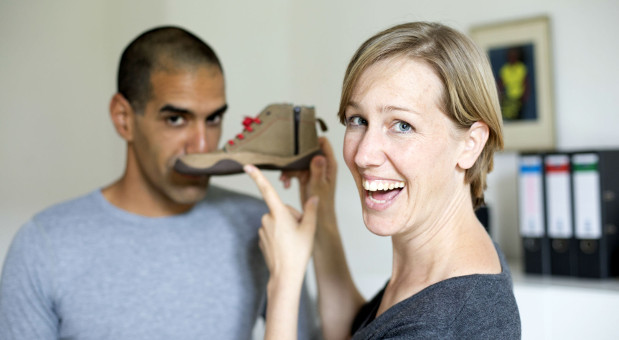Anna Yona und ihr Ehemann Ran bei der Schuhprobe. Die gemeinsame Arbeit mit dem Partner hat Vor- und Nachteile.