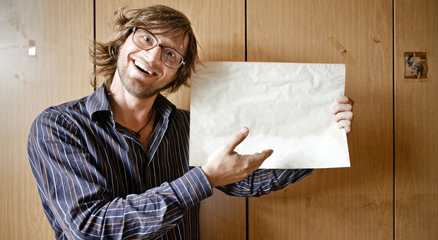 "Lächle mehr als andere" - dieser Herr hat unsere Tipps zum besseren Präsentieren offenbar beherzigt. An seinen Charts muss er aber noch etwas arbeiten ...