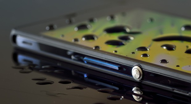 Nach einem Wasserschaden sollten Sie ein paar Dinge beachten, um Ihr Handy zu retten.