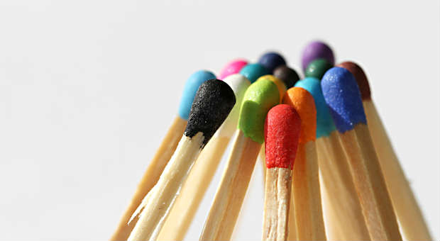 Wenn Ihre Mitarbeiter die Köpfe zusammenstecken, ist das ein gutes Zeichen: Sie vertrauen einander und die Zusammenarbeit im Team funktioniert.