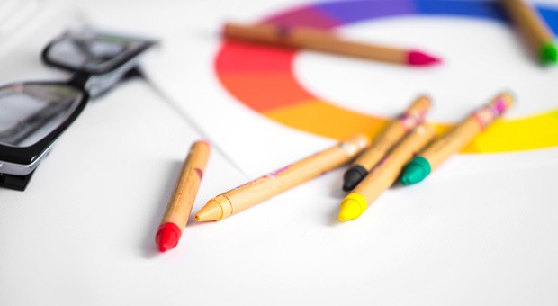 Sicherheit oder doch lieber Action und Spannung - die Farben eines Firmenlogos können ganz unterschiedliche Dinge vermitteln.