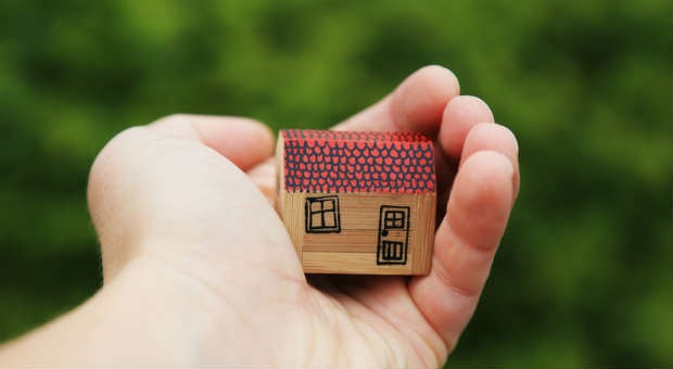 Wer Ärger beim Hausbau vermeiden will, sollte bei der Wahl der Baufirma einiges beachten.