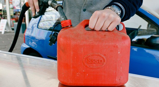 Einfach in den Kanister füllen und fertig? So einfach ist es nicht. Beim Lagern von Benzin oder Diesel muss einiges beachtet werden.