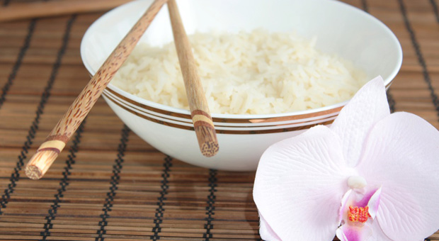 Werden Sie in Taiwan zum Lunch eingeladen, sollten Sie immer einen Rest in der Schüssel lassen - nur eine der nützlichen Infos in der Infografik zum Business-Knigge im Ausland.