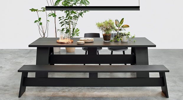 Eine Sitzbank ist rückenschonend, sie ermöglicht es, die Sitzposition oft zu verändern.