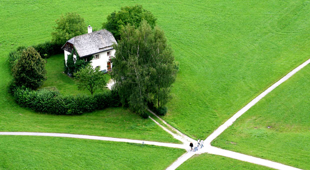 Wie viel ist das Haus wert, wie viel das Grundstück? Die vertragliche Kaufpreisaufteilung ist entscheidend für die Steuererklärung.