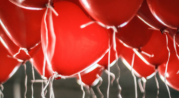 Herz an Herz: Emotionales Verkaufen packt den Kunden bei seinen Gefühlen.