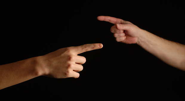 Es muss nicht so weit kommen, dass man mit dem Finger aufeinander zeigt und Schuld zuweist: Wer ein paar wichtige Regeln beachtet, kann Gesellschafterkonflikte vermeiden.