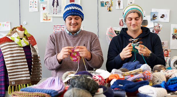 Felix Rohland und Thomas Jaenisch von MyBoshi setzen auf Diversifizierung: Neben Häkelmützen verkaufen sie heute unter anderem auch Häkel- und Strickanleitungen und eigene Wolle.