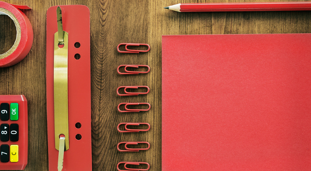 Alles fein säuberlich sortiert: Wie Sie Ihren Schreibtisch organisieren, hat Auswirkungen auf die Arbeitsproduktivität.