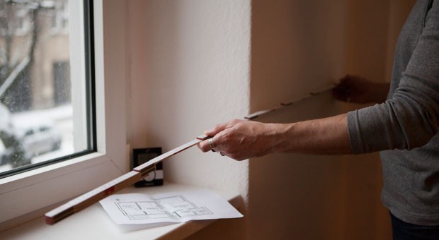 Fensterbänke, Fußleisten oder Heizkörper: Wo setzt man den Zollstock an, um beim Ausmessen der Wohnung alles richtig zu machen?