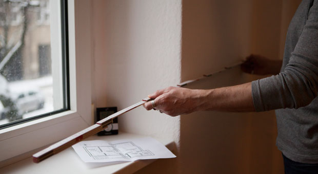 Fensterbänke, Fußleisten oder Heizkörper: Wo setzt man den Zollstock an, um beim Ausmessen der Wohnung alles richtig zu machen?