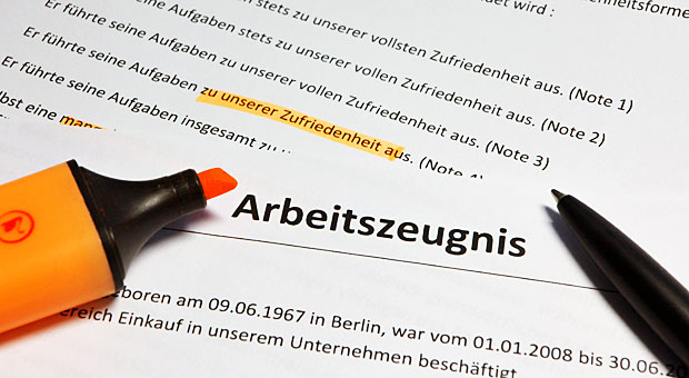 "Zu unserer Zufriedenheit" entspricht der Note 4 - doch solche Verklausulierungen werden nicht von allen verstanden. Die Aussagekraft von Arbeitszeugnissen halten Experten daher für gering.