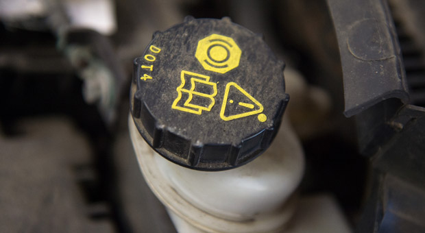 Arbeit für den Fachmann: Autofahrer sollten das Nachfüllen oder Austauschen der Bremsflüssigkeit ihrer Werkstatt überlassen.