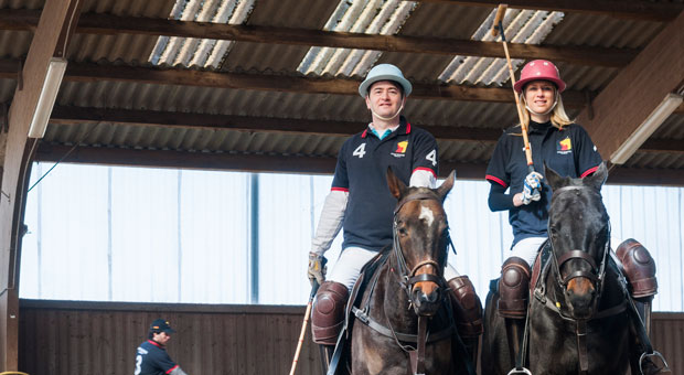 Daniel Deistler  und seine Frau Stefanie auf zwei Rössern ihrer Poloschule im Taunus