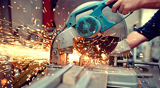 Eine kurze Unachtsamkeit und schon ist es passiert: Nicht nur mit der Kreissäge in der Werkstatt kann es zu schweren Unfällen kommen.