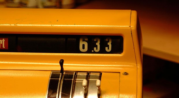 Bareinnahmen müssen dokumentiert werden - das gilt auch bei altertümlichen Registrierkassen wie dieser. Kassen, die nicht sofort jeden Umsatz speichern, dürfen aber nur noch bis nur noch bis Ende 2016 ein­gesetzt werden.