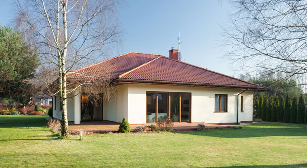 Auch wenn man noch fit ist sollte man an die Zukunft denken. Ein klassischer Bungalow hat keine tragenden Wände, die die Innenraumgestaltung einschränken.