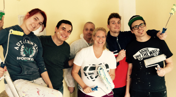 Streichen beim Kinderschutzbund: Einen Tag arbeiteten Vanessa Weber (Mitte) und ihre Mitarbeiter in den Räumen des Vereins.