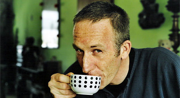 Mann zelebriert die Pausenkultur und trinkt Kaffee.