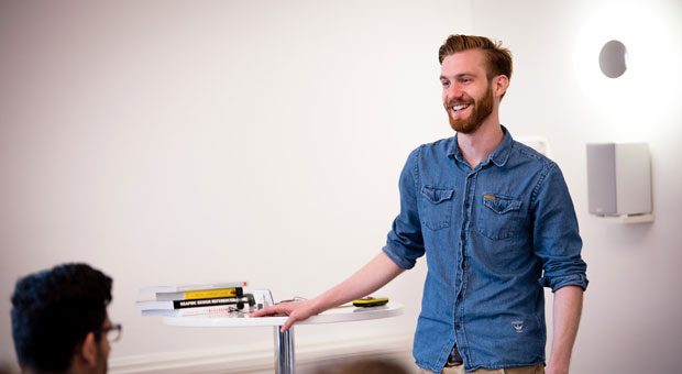 Jonas Keller studiert Unternehmertum an der Dualen Hochschule Baden-Württemberg. Was er im Hörsaal lernt, kann er in seiner Firma Explain in Karlsruhe unmittelbar anwenden.