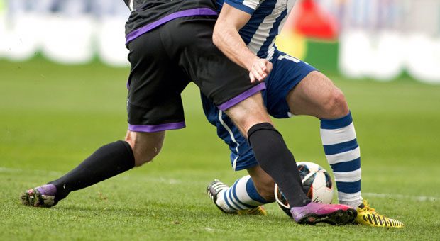 Reingegrätscht: Taktische Fouls gehören zu Verhandlungen im B2B-Geschäft ebenso dazu wie beim Fußball.