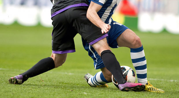 Reingegrätscht: Taktische Fouls gehören zu Verhandlungen im B2B-Geschäft ebenso dazu wie beim Fußball.