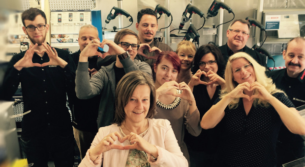 Jetzt offiziell "Händler mit Herz": Die Facebook-Fans von Bosch wählten Werkzeug Weber aus Platz 1. Vanessa Weber (rechts) und ihr Team bedanken sich - mit Herz natürlich.