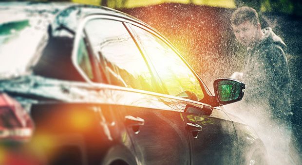 Nicht zu nah kommen, sonst ist der Lack ab! Wer sein Auto mit dem Hochdruckreiniger selber waschen will, sollte auf einen Abstand von 30 bis 40 Zentimetern achten.