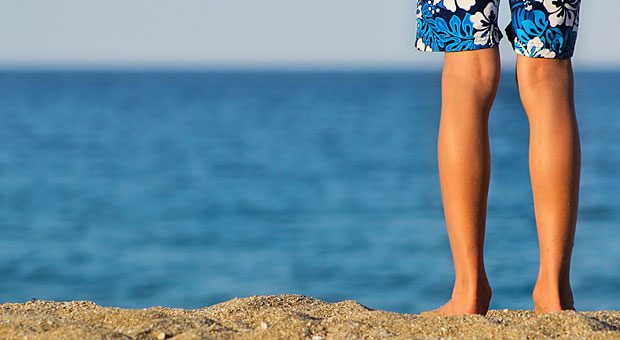 Ab an den Strand! Urlaubsgeld zahlt der Arbeitgeber in der Regel als Extra, damit sich der Arbeitnehmer den Urlaub leisten kann.