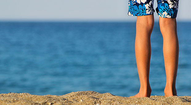 Ab an den Strand! Urlaubsgeld zahlt der Arbeitgeber in der Regel als Extra, damit sich der Arbeitnehmer den Urlaub leisten kann.