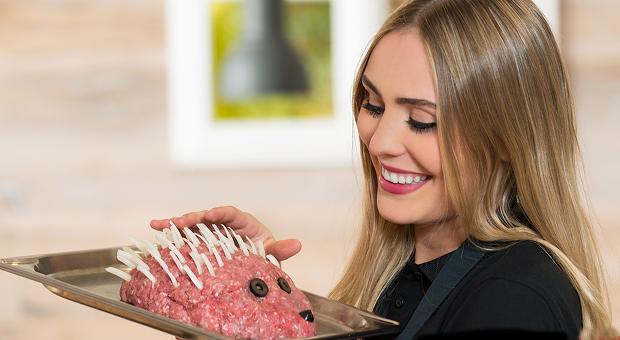 Sie machen gerne "Irgendwas mit Tieren"? Dann werden Sie doch Metzger. Mit dieser Aktion hat Metzgermeister Steffen Schütz von sich Reden gemacht.