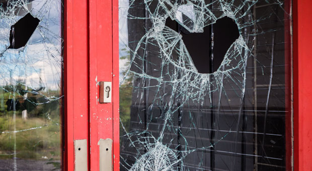 Die Fenster sind zerschlagen, Geräte und Wertgegenstände fehlen, Büros sind verwüstet - Einbrecher waren da. Jetzt ist es wichtig, einen kühlen Kopf zu bewahren und zunächst einmal die Polizei zu informieren.