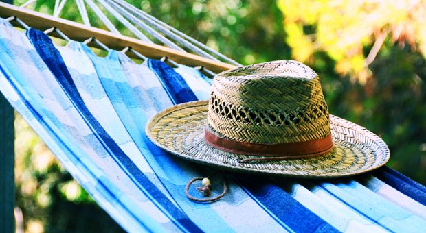 Sorry, Chef, bin in der Hängematte! Gegen diese Antwort sind Arbeitgeber in der Regel machtlos: Erreichbarkeit im Urlaub und nach Feierabend können sie nicht verlangen.