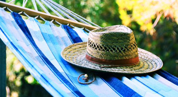 Sorry, Chef, bin in der Hängematte! Gegen diese Antwort sind Arbeitgeber in der Regel machtlos: Erreichbarkeit im Urlaub und nach Feierabend können sie nicht verlangen.