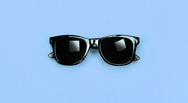 Lassen Sie sich nicht blenden! Gegen den Halo-Effekt hilft allerdings keine Sonnenbrille, sondern Selbstreflexion, Standardisierungen und das Mehr-Augen-Prinzip.