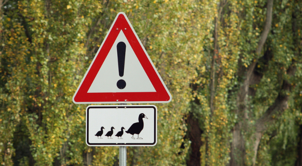 Wer Kündigungen verhindern will, sollte auf die Alarmzeichen achten. Leider sind die nicht immer ganz so offensichtlich wie dieses Achtung-Schild.