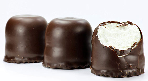 Als Negerkuss kennen viele die Schaumwaffel noch aus der Kindheit. Auch wenn dieses Wort heute nicht mehr politisch korrekt ist: Kündigen kann ein Arbeitgeber deshalb nicht.