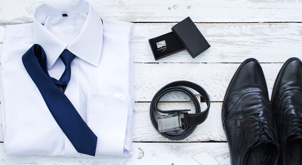 Bei wichtigen Terminen zählen auch Details, zum Beispiel sollten Schuhe und Gürtel farblich aufeinander abgestimmt sein.