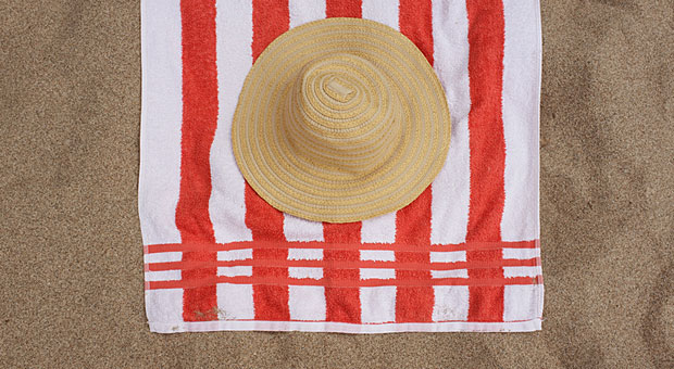 Ab an den Strand? Viele Angestellte gehen lieber zur Arbeit und lassen ihren Urlaub verfallen. Der Urlaubsverzicht kann jedoch Folgen haben - auch für den Arbeitgeber.