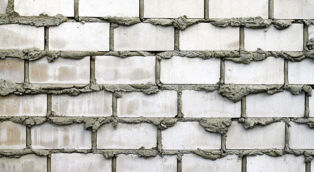 Pfusch am Bau: Hier hat ein Mitarbeiter geschlampt. Ein Fall für die Arbeitnehmerhaftung?