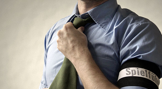 Eine Kapitänsbinde brauchen Sie Ihrem Mitarbeiter nicht zu geben, um ihn auf seine neue Führungsposition vorzubereiten. Ein Entwicklungsplan hingegen ist eine gute Idee.