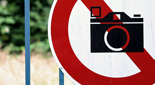 No photos!  Manche Bilder dürfen Sie bei Social Media nicht veröffentlichen - etwa weil Urheberrechte oder das Recht am eigenen Bild berührt werden.