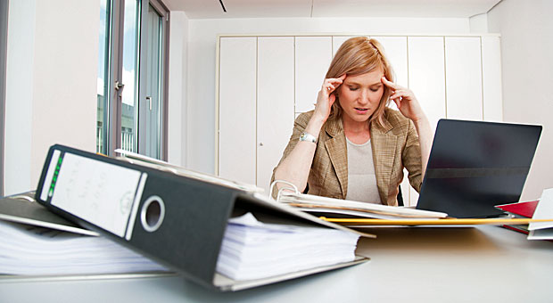 Kehrt ein Arbeitnehmer nach einem Burnout zurück, sollte man ihn beim Wiedereinstieg nicht mit zu viel Arbeit belasten.