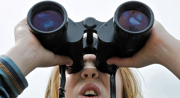 Ein Fernglas brauchen Sie bei der Themenfindung für Ihr Content Marketing nicht bemühen. Tools wie Googles Keyword Planer und das Gespräch mit dem eigenen Kundenservice leisten bessere Dienste.