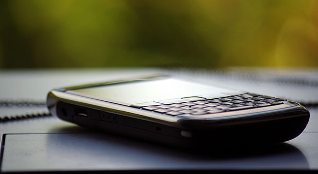 Mit dem Diensthandy unterwegs im Grünen? Hat der Arbeitgeber den privaten Gebrauch des Geräts verboten, muss er es nicht dulden, wenn der Mitarbeiter Privatgespräche damit führt.