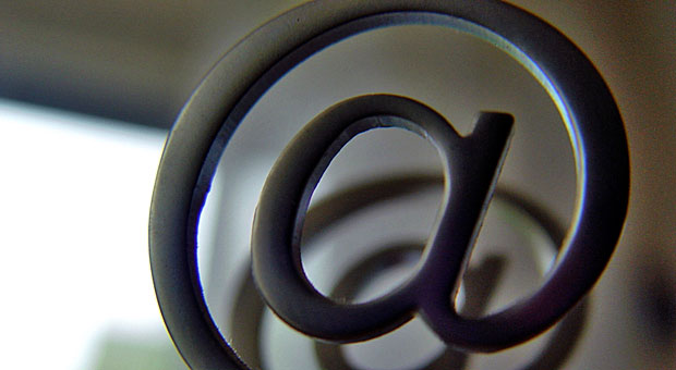 Vorsicht bei der Rechnungsstellung per E-Mail! Betrüger können sich in die Kommunikation einhacken und die Bankverbindung ändern.