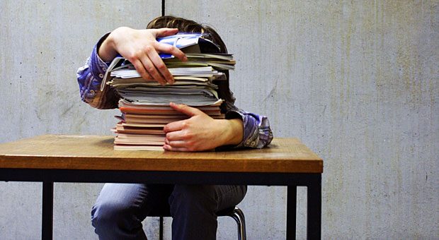 Klarer Fall: Dieser Mann ist überarbeitet und sollte schnellstens Feierabend machen. Doch schon eine Wochenarbeitszeit von mehr als 25 Stunden kann für Über-40-Jährige zu viel sein.