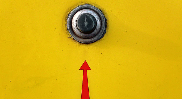 Dieser Klingelknopf erfüllt viele Merkmale eines guten Call-To-Action-Buttons: Er ist oben platziert, fällt ins Auge und es ist sofort erkennbar, dass man ihn drücken kann. Fehlt eigentlich nur der auffordernde Text ...