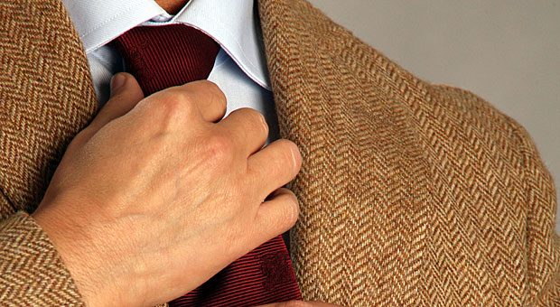 Sie lieben Ihren braunen Anzug? Dann haben wir schlechte Nachrichten für Sie: Wenn Sie die gängigen Dresscodes beachten, gilt nach 18 Uhr: "No brown in town".